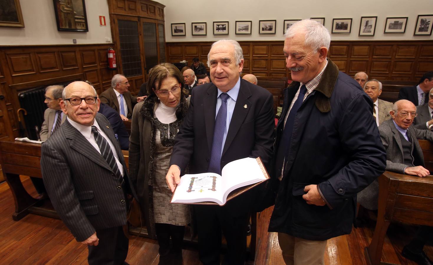 César Álvarez, Milagros García, Vicente Gotor y Ramón Rodríguez, ayer, en el Edificio Histórico de la Universidad. 