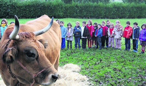 Los niños contemplando la Asturiana de los Valles. 