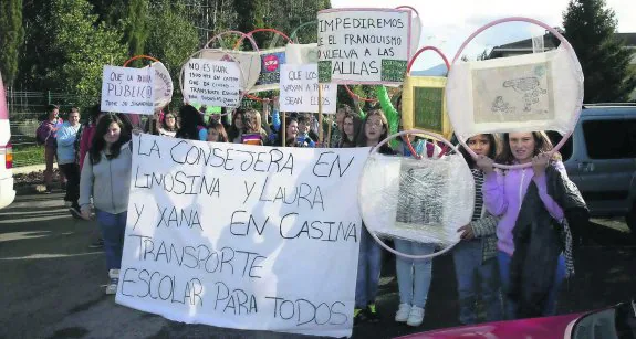 Alumnos del IES de Luces durante la concentración celebrada ayer en el centro educativo. 