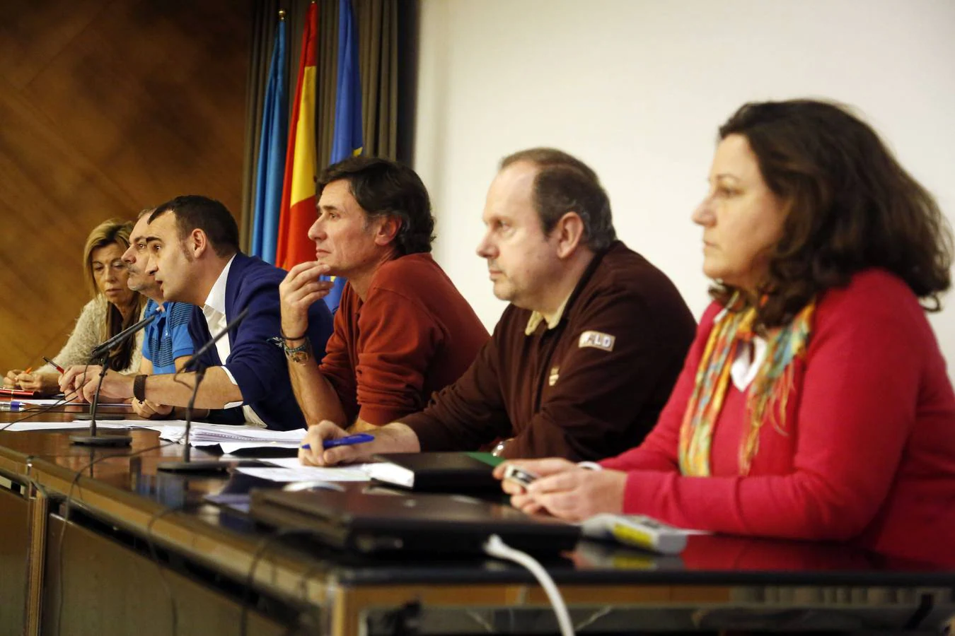 Serafina Muñiz (UGT), José Antonio Fernández (CCOO), el presidente de la Junta de Personal, Miguel Ángel González, Enrique López (CSI), José Luis González (USIPA) y María San José (CSIT), ayer durante la asamblea en Oviedo. 