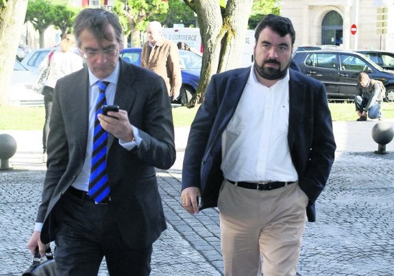 Joaquín Fernández (a la derecha) durante una de sus comparecencias en los juzgados de Lugo donde se inició la investigación del caso Pokemon que derivó en la que ahora se investiga en Avilés. 