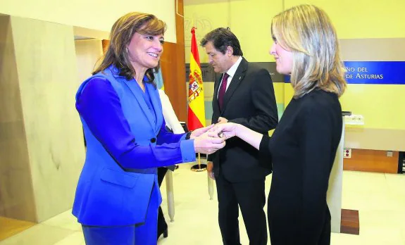 Esther Díaz y Graciela Blanco hacen el traspaso de poderes, con Javier Fernández al fondo. 