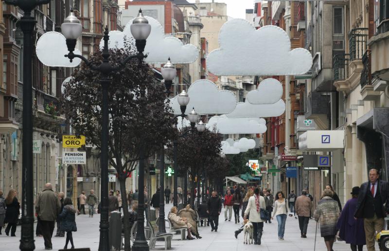Adornos navideños en la calle Corrida.