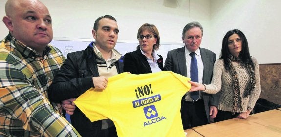 Por la izquierda, Eduardo García Díaz, de Illas, Iván Fernández, Pilar Varela, Ramón Artime y Yasmina Triguero, ayer en Avilés. 