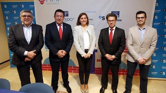 De izquierda a derecha, Julio Maese Guisasola, director de EL COMERCIO, José Ramón Pando Álvarez, concejal de Cultura del Ayuntamiento de Oviedo; Cristina Fanjul Alonso, subdirectora en CEEI Asturias; Alfredo Fernández Santos, director de red comercial del banco Sabadellherrero, y Norman Suárez, coordinador de las jornadas. 