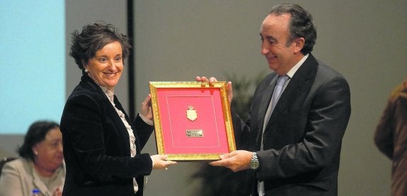 La alcaldesa de Langreo otorga la Medalla de Oro del concejo al gerente del Sanatorio Adaro. 