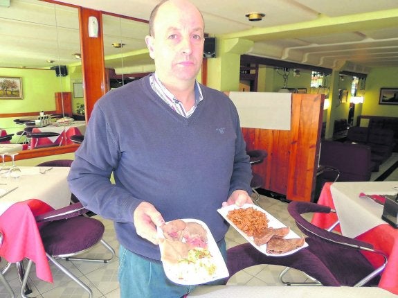 Alfonso Álvarez, del restaurante Lozano en Allande, muestra la cabezada y el picadillo con fiyuelas. 