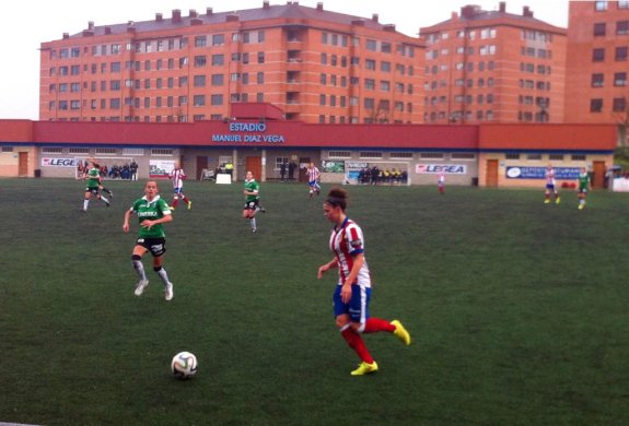 Una acción del partido jugado ayer en el Díaz Vega. 
