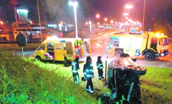 Un herido al volcar con su coche en Riaño