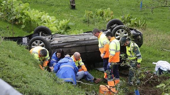 Una mujer herida tras sufrir un espectacular vuelco en un accidente en la localidad canguesa de Margolles