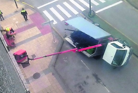 Herido un operario del alumbrado navideño en Luanco