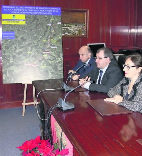 Juan Fernández Pereiro, Simón Guardado y Belén Fernández, durante la presentación del proyecto en el Ayuntamiento de Valdés.