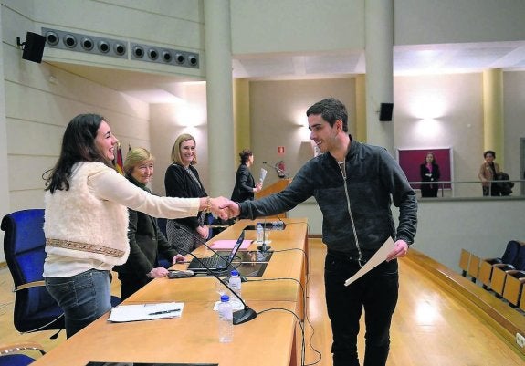 Díaz Noriega recibe el premio a la mejor investigación. 