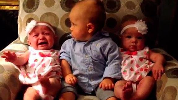 Curiosa reacción de un niño al ver a dos bebés gemelos