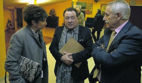 Pedro Morán, en el centro, ayer junto a la alcaldesa de Langreo. 