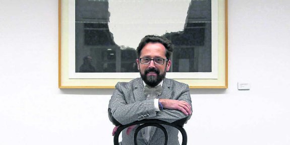 Antonio Navarro, ante uno de sus cuadros. :: SERGIO LÓPEZ