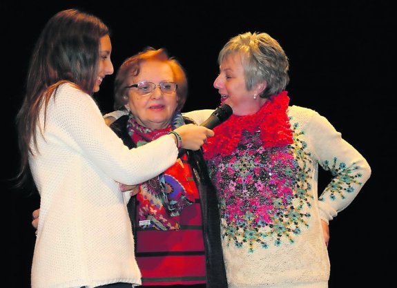 Lourdes Bustelo (centro) y Ernestina Fernández, en el homenaje a su trayectoria en Cáritas. 
