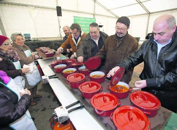 Miembros del jurado, a punto de probar las fabadas. 
