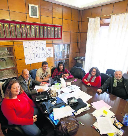 Asamblea permanente. Los delegados sindicales llevan tres semanas encerrados en la Casa Consistorial. 