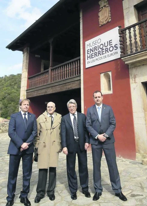 El acondicionamiento del Museo Enrique Herreros, en cuya inauguración estuvo Enrique Cerezo, es uno de los últimos proyectos ejecutados en Cabrales con las ayudas de los Picos de Europa. 