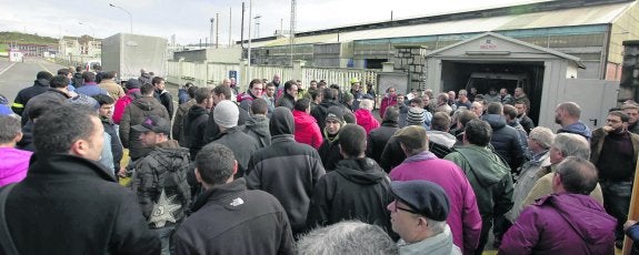 Un momento de la asamblea de trabajadores de Alcoa en el acceso a la planta avilesina que se celebró el pasado 1 de diciembre después de conocer la intención de iniciar un proceso de despido colectivo. 