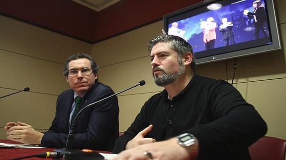 El director del Festival de Cine de Gijón , ignacio Carballo (d) y el concejal Fernando Couto (i) durante la rueda de prensa en la que han hecho un balance de la 52 edición del certámen