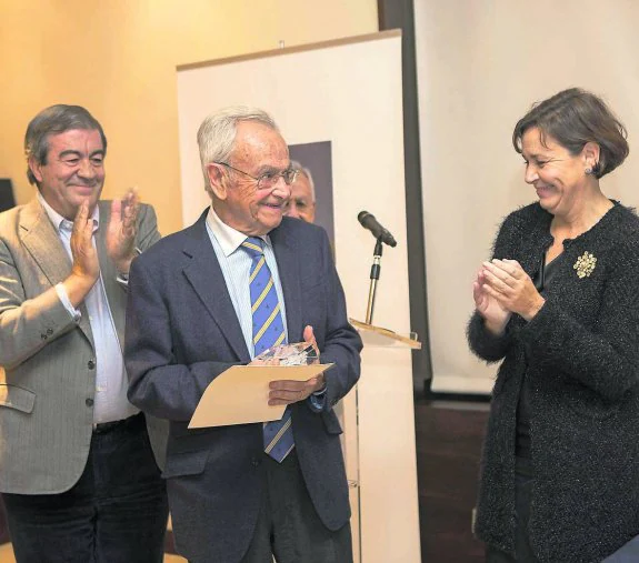 Cascos y Moriyón, anoche, en la entrega al catedrático Gerónimo Lozano de la distinción como militante de honor de Foro. 