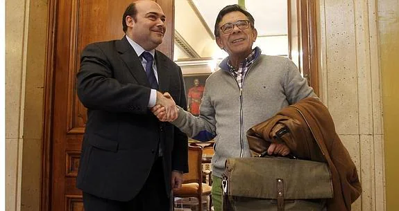 El alcalde Agustín Iglesias Caunedo y el concejal y portavoz de Izquierda Unida, Roberto Sánchez Ramos, pactaron los presupuestos de 2014.