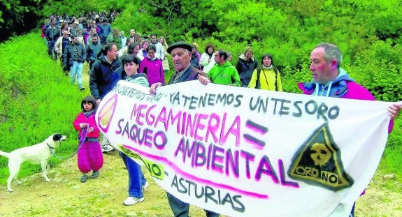 Manifestación contra la mina de oro en el entorno de los lagos de Salave en mayo de 2013. 