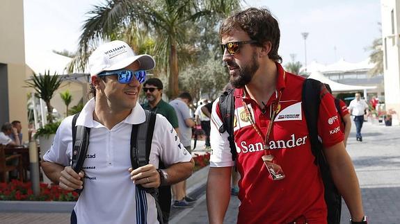 Felipe Massa y Fernando Alonso en el circuito Yas Marina de Abu Dabi. 
