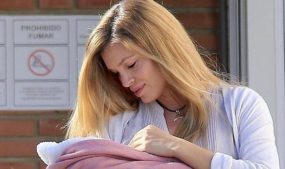 Esther Cañadas, con su hija en brazos.