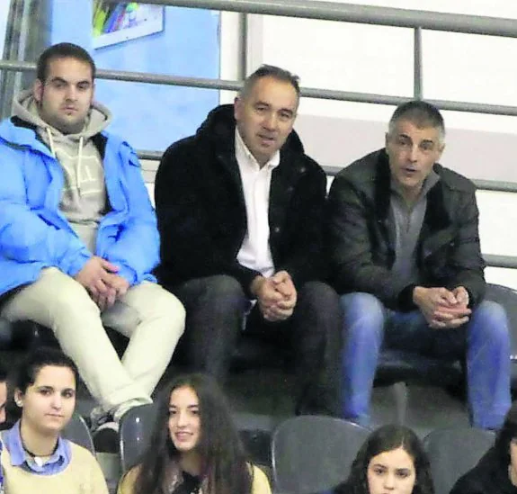 Isidoro Martínez, a la derecha, junto a Santi, ex jugador del Villa de Avilés y de la Atlética. 