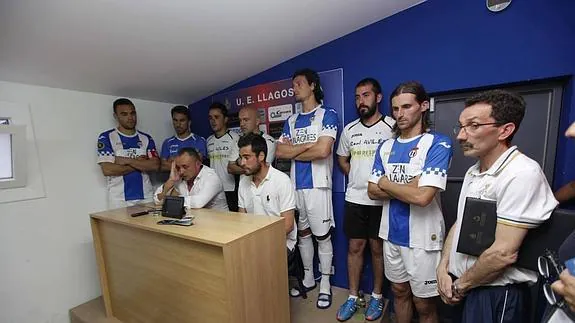 Los capitanes, los auxiliares del cuerpo técnico y el director deportivo, Chus Bravo, arroparon a Josu Uribe en la rueda de prensa al final del partido de Llagostera.