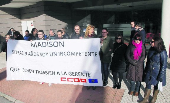 Empleados de la plataforma se manifestaron ayer a las puertas de su centro de trabajo. 