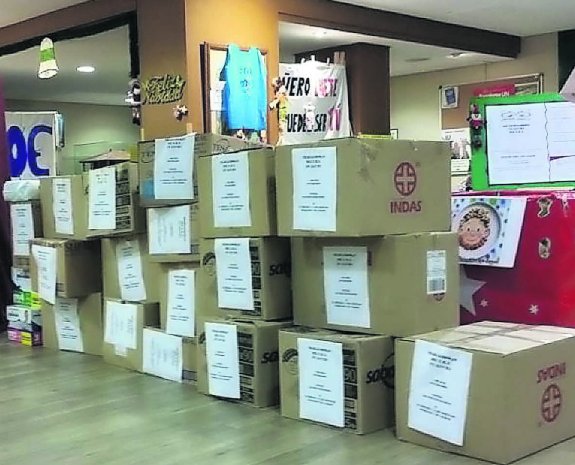 Los trabajadores de la Mixta entregaron 30 cajas de comida. 