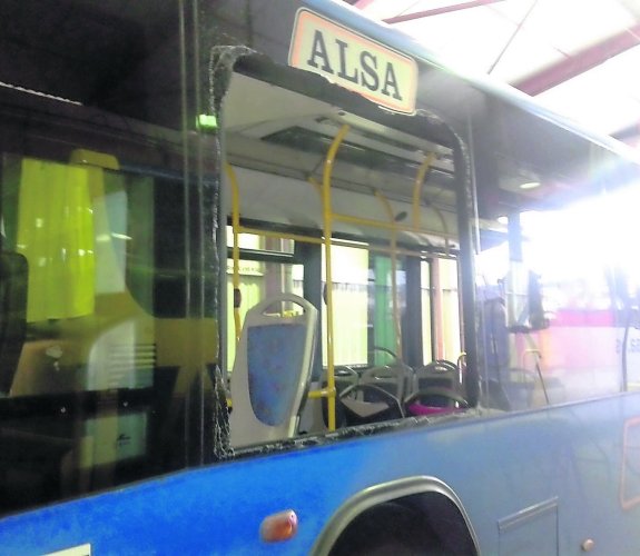 Uno de los autobuses de la empresa Alsa, con la luna lateral totalmente destrozada. 