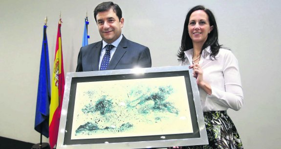 César Cernuda, con Laura González y la obra de Marcos Tamargo que le convierte en socio de honor. 