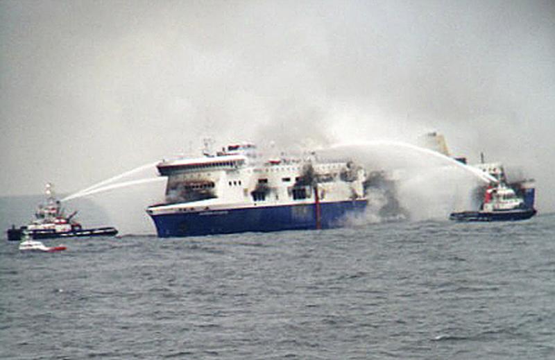 Imagen del barco incendiado. 