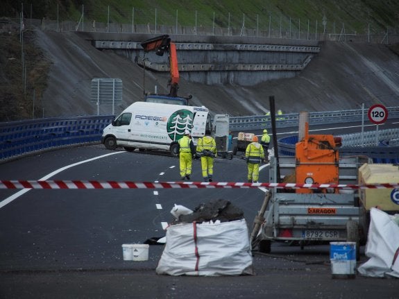 Operarios, trabajando ayer en el último tramo de la A-8. 