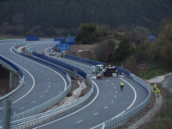 Varios operarios trabajaban en la jornada de ayer en el entorno del viaducto de Bustio, perteneciente al nuevo tramo de la A-8. 