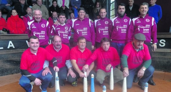 Las peñas de La Venta, arriba, y Ateneo Obrero, disputaron una partido emocionante en la final del IX Torneo de Navidad. 