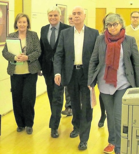 Por la izquierda, la directora general de Educación de Cataluña, Teresa Pijoan; los consejeros de Educación de Canarias y Andalucía, José Miguel Pérez y Luciano Alonso, respectivamente, y su homóloga en Asturias, Ana González, ayer en el Congreso de los Diputados. 