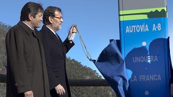 El presidente del Gobierno, Mariano Rajoy (d), acompañado del presidente del Principado, Javier Fernández (i) durante el acto de inauguración hoy del tramo La Franca-Unquera de la Autovía del Cantábrico
