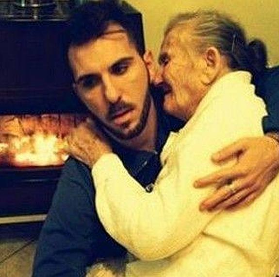 La ternura de un nieto con su abuela enferma de Alzheimer conmueve a las redes sociales