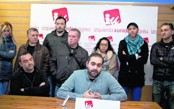 Iván Suárez y Jonathan López, sentados y arropados por militantes de IU en Langreo. 