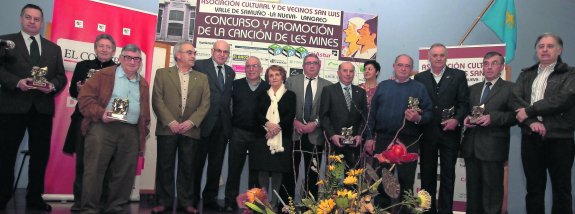 Foto de familia de los galardonados y homenajeados por la Asociación Cultural y de Vecinos San Luis ayer en la localidad de La Nueva. 