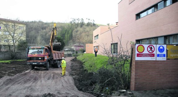 Las primeras excavaciones del nuevo edificio anexo de la residencia de mayores de Arriondas comenzaban ayer, tras largos años de demoras y retrasos. 