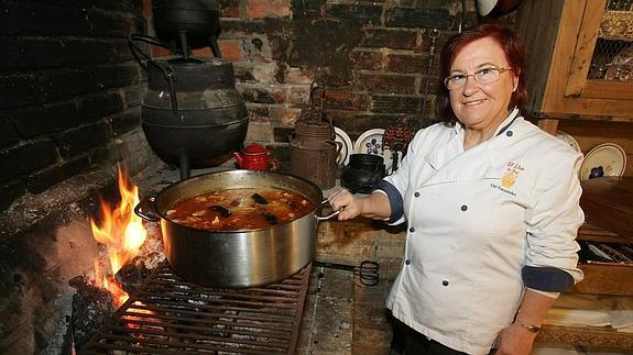 Viri, con su fabada en ell fogón.