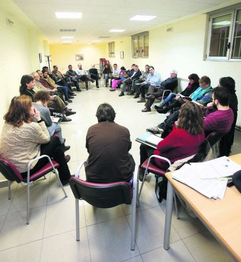 Alejandro Suárez y Emilio Huerta con miembros de Imagina un bulevar, ayer en Ventanielles. 