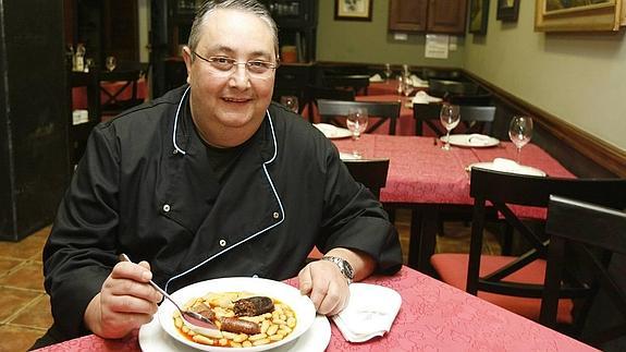 Amable Bedriñana ante un plato de fabada de su restaurante sidrería Bedriñana.